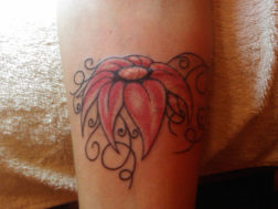 Художественная татуировка. Цветок в узоре