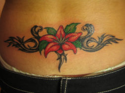Художественная цветная татуировка на пояснице