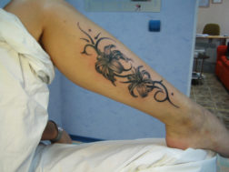 Тату Трайбл с цветками в стиле black&gray