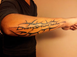 Художественная татуировка в стиле TRIBLE