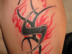 Художественная татуировка в trible стиле с вкраплениями цвета