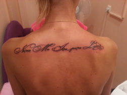 Художественная татуировка. Надпись на латыни классической каллиграфией