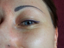 Татуаж бровей (полное заполнение) и век (стрелка фиолетового цвета)