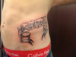 Татуировка: надпись на ребрах в стиле Black&Gray