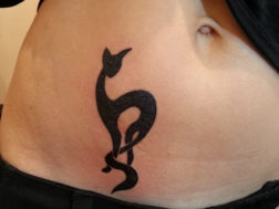 Тату: стилизованная кошка на животе