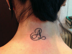 Художественная татуировка: Заглавная буква А на шее