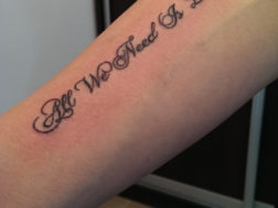 Татуха: Надпись на руке (классическая каллиграфия)