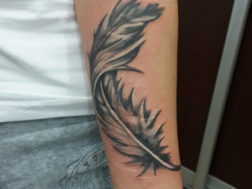 Тату Перо на руке в стиле Black&Gray (Закрыли шрамы)