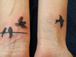 Татуировка - птички на запястье