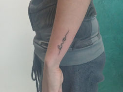 Татуха. Надпись на руке