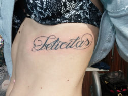 Татуировка - надпись на ребрах