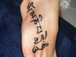 Татуировка на ноге (надпись)