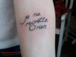 Татуировка на руке (надпись)