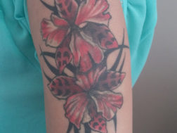 Татуировка - цветные цветы с узором Tribal