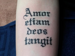 Татуировка - надпись на руке в готическом стиле