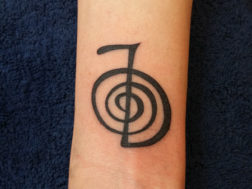 Татуировка в виде знака Рэй-ки на запястье