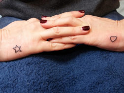 Татухи на руках - сердце и звезда