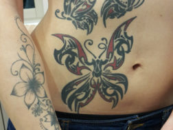 Tattoo - Бабочки на животе - Татуировка в стиле Tribal с вкраплениями цвета