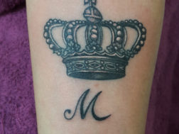 Корона с заглавной буквой (татуировка)