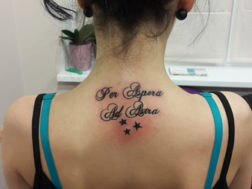 Татуха - надпись на шее Per aspera ad astra (лат. через тернии к звёздам)