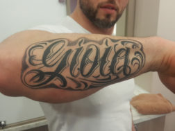 Татуировка - надпись на предплечье