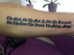 Татуировка - надпись на предплечье готическим шрифтом