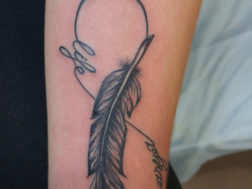 Тату Перо на руке