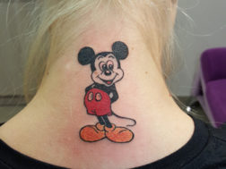 Цветная татуха - Микки Маус на шее