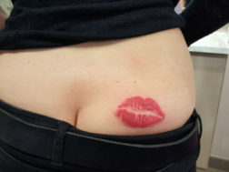 Цветная татуировка на ягодице - Губы