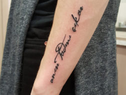 Надпись на руке Татуировка