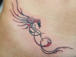 Цветная татуировка на животе