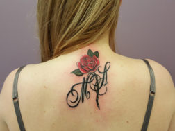 Цветная тату на спине девушки