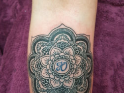 Узор на руке татуха