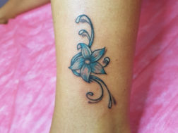 Цветок на ноге Татушка