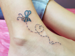 Тату Пчелка на ноге