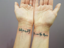 Надпись на запястье