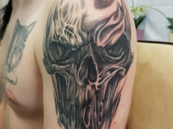 Череп на плече