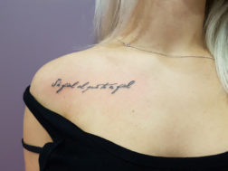 Надпись на плече