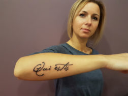 Надпись на руке красивым шрифтом