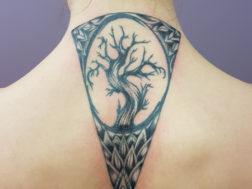 Тату между лопатками