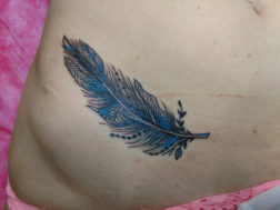 Перо на боку девушки