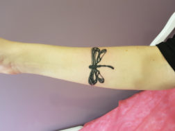 Стрекоза на руке