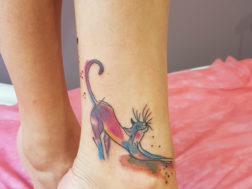 Тату Цветной котик на ноге