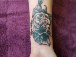 Художественная татуировка: Роза на запястье