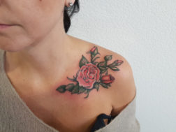 Цветная роза на женском плече Татуировка в Киеве