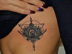 Татуировка на боку