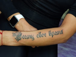 Надпись на руке - Всему свое время