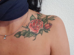 Tattoo art Цветная роза на плече