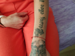 Тату: Волк на руке + Надпись Всему свое время