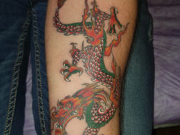 Художественная тутировка: Цветной огненный дракон на руке